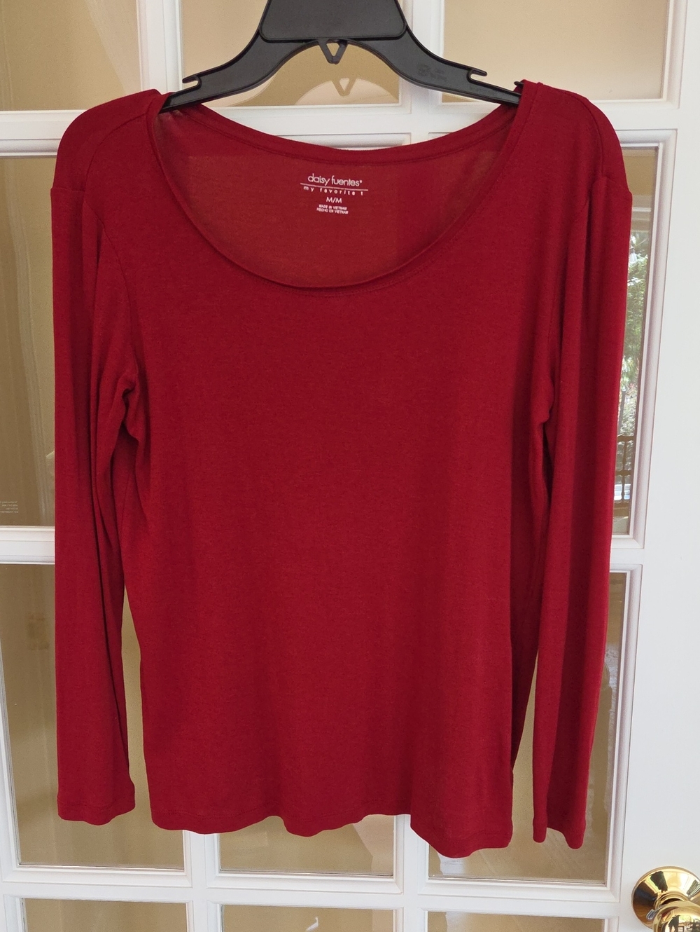 Daisy Fuentes Burgundy Long Sleeve Scoop Neck Top Size: M